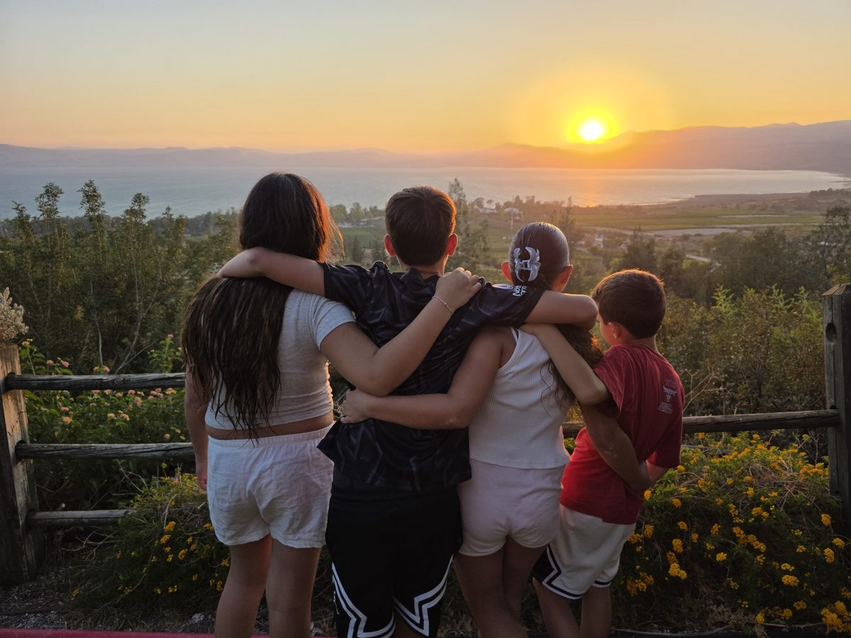 ילדים בשקיעה